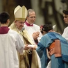 Papież Franciszek mobilizuje cały Kościół do ewangelizacji. Na zdjęciu nabożeństwo przyjęcia do katechumenatu; papież wręcza księgę Ewangelii 