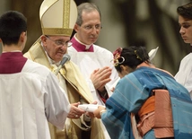 Papież Franciszek mobilizuje cały Kościół do ewangelizacji. Na zdjęciu nabożeństwo przyjęcia do katechumenatu; papież wręcza księgę Ewangelii 