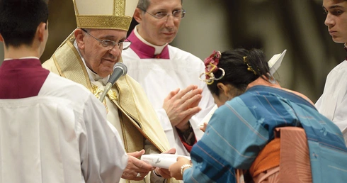 Papież Franciszek mobilizuje cały Kościół do ewangelizacji. Na zdjęciu nabożeństwo przyjęcia do katechumenatu; papież wręcza księgę Ewangelii 