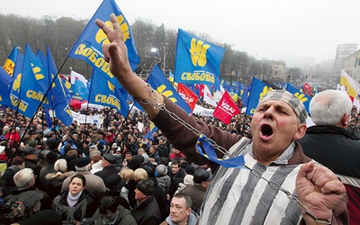 Dziesiątki tysięcy Ukraińców demonstrowało w Kijowie oraz w innych miastach przeciwko decyzji rządu zawieszającej rozmowy o stowarzyszeniu z Unią Europejską. Na zdjęciu demonstracja w Kijowie  24 listopada 2013 r.