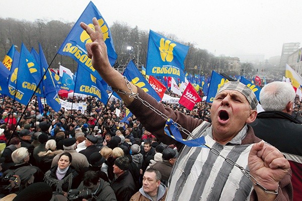 Dziesiątki tysięcy Ukraińców demonstrowało w Kijowie oraz w innych miastach przeciwko decyzji rządu zawieszającej rozmowy o stowarzyszeniu z Unią Europejską. Na zdjęciu demonstracja w Kijowie  24 listopada 2013 r.