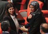 Niby nic dziwnego – muzułmańska deputowana w parlamencie muzułmańskiego kraju z hidżabem na głowie. W Turcji to jednak nowość – przez kilka dekad podobna scena skończyłaby się wyprowadzniem posłanki z sali obrad. Normą był raczej ubiór deputowanej po lewej stronie
