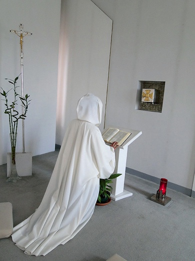 Jedna z sióstr w czasie adoracji  w kaplicy Trójcy Świętej, której jedna ze ścian nazwana jest ścianą męczenników,  ponieważ jest skierowana  na Cyrk Maksencjusza