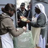 Biednych w Rzymie nie brakuje. Do klasztornej furty przychodzi codziennie kilkadziesiąt ubogich osób, głównie uchodźców z krajów ogarniętych wojnami 