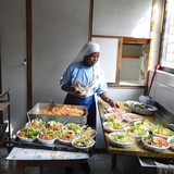 Każdego dnia w klasztornej kuchni przygotowywane są posiłki dla najuboższych mieszkańców Rzymu. Siostry dzielą się tym, co mają