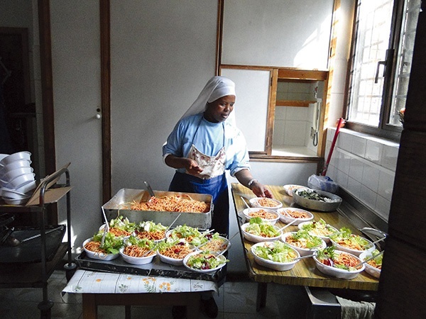 Każdego dnia w klasztornej kuchni przygotowywane są posiłki dla najuboższych mieszkańców Rzymu. Siostry dzielą się tym, co mają
