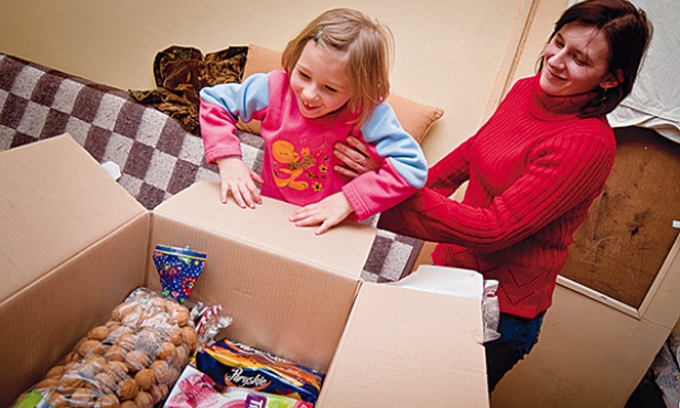 Widok radości dziecka  po otwarciu paczki – bezcenny