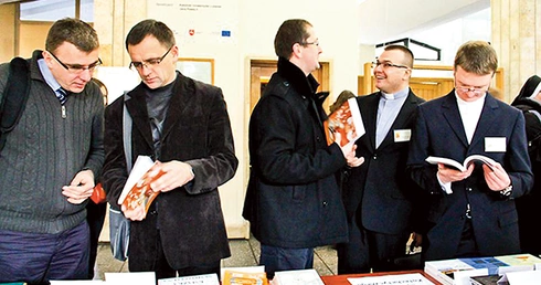 Podczas sympozjum można było zarówno wymienić się doświadczeniami, jak i znaleźć pomocną lekturę