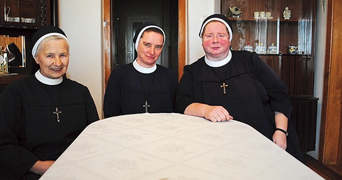  Grębowskich sióstr prawie nigdy nie opuszcza dobry humor. Od lewej siostry: Bertilla, Fidelisa i Jeremiasza