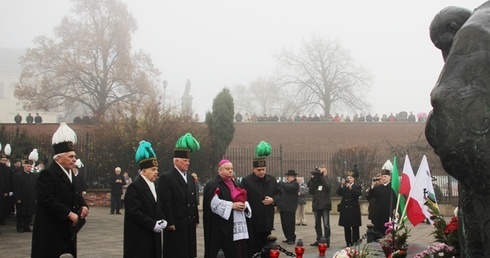 Delegaci pielgrzymów wraz z bp. Tadeuszem Rakoczym złożyli kwiaty pod pomnikiem kard. Wyszyńskiego