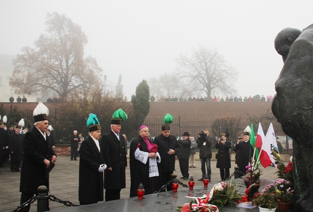 Delegaci pielgrzymów wraz z bp. Tadeuszem Rakoczym złożyli kwiaty pod pomnikiem kard. Wyszyńskiego