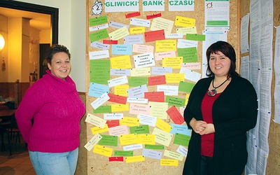 Koordynatorki inicjatywy: Beata Antosik (z lewej) oraz Katarzyna Ganszczyk na tle tablicy z wypisanymi usługami 
