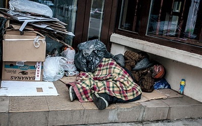 Tylko we wrześniu i październiku strażnicy miejscy przewieźli do schronisk i noclegowni 42 osoby, 76 kolejnych – do izby wytrzeźwień, a do 37 wezwali pogotowie ratunkowe. Z każdym miesiącem interwencji będzie przybywało