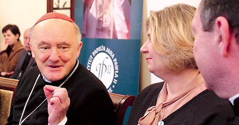 – Podobnie jak debaty podczas Dziedzińca Dialogu, te także są otwarte dla wszystkich. Nie wykluczamy nikogo – zachęcał do udziału w spotkaniach kard. Kazimierz Nycz