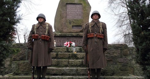 Wartę przed pomnikiem Artura Zawiszy Czarnego trzymali członkowie Stowarzyszenia Historycznego im. 10. Pułku Piechoty