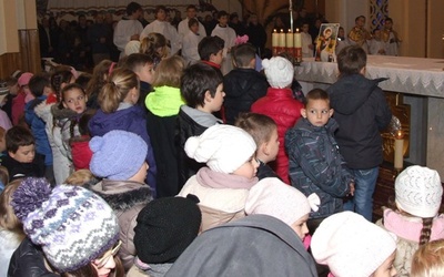 Dzieci przed relikwiami błogosławionych 