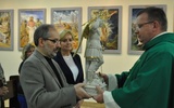 Ks. kapelan Krzysztof Błaszczak przyjmuje figurę św. Michała Archanioła