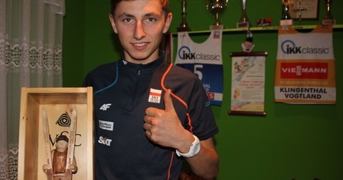 Krzxysztof Biegun ze swoim pierwszym pamiątkowym trofeum PŚ