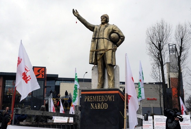 Pomnik na platformie samochodu dostawczego stanął na placu między Galerią Słoneczną a Teatrem Powszechnym