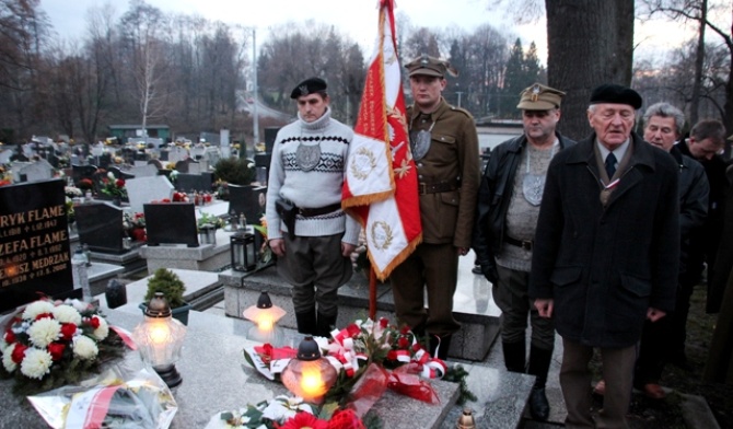 Modlitwa nad grobem "Bartka" na czechowckim cmentarzu