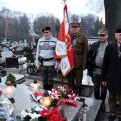 Modlitwa nad grobem "Bartka" na czechowckim cmentarzu