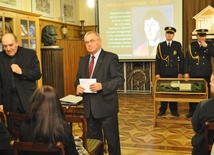 Ks. prof. Michał Grzybowski i prof. Zbigniew Kruszewski, prezes TNP, w czasie pokazu dzieła Mikołaja Kopernika