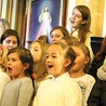 Dzieci i młodzież (prawie 40 osób) doskonaliły śpiew piosenek, m.in. „Błogosław, duszo moja, Pana”, „Oto nasz Pan” i „Wznieś głos”