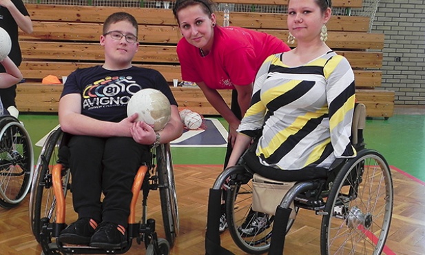 Agnieszka i Kamil, mimo niepełnosprawności, są aktywnymi nastolatkami