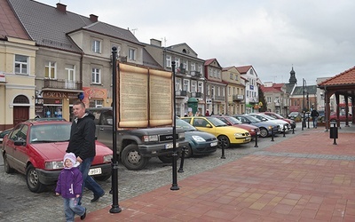 Z centrum miasta i zrewitalizowanego rynku widać kościół farny, w którym spoczywają rodzice i bracia św. Stanisława Kostki