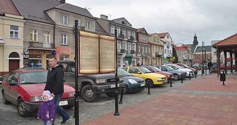 Z centrum miasta i zrewitalizowanego rynku widać kościół farny, w którym spoczywają rodzice i bracia św. Stanisława Kostki