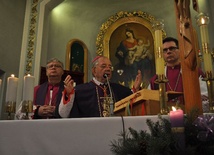 Bp Roman Marcinkowski modlił się przy ołtarzu Matki Bożej Szkaplerznej