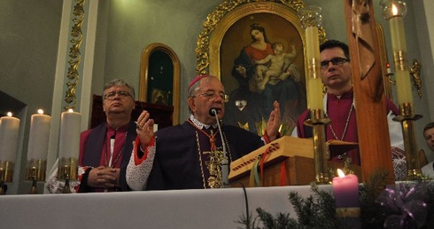 Bp Roman Marcinkowski modlił się przy ołtarzu Matki Bożej Szkaplerznej