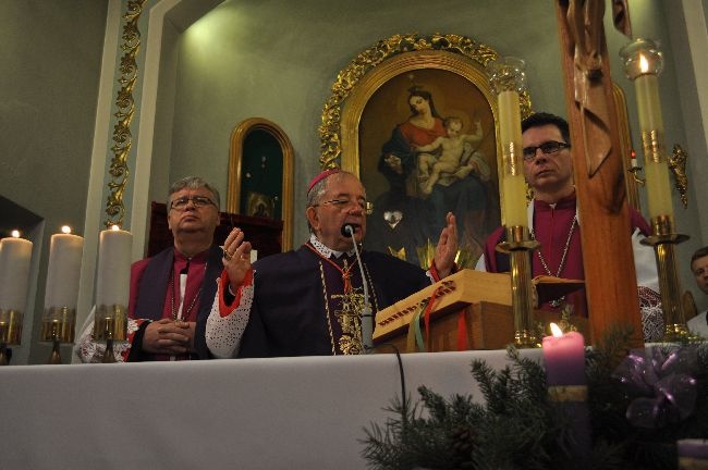 Bp Roman Marcinkowski modlił się przy ołtarzu Matki Bożej Szkaplerznej