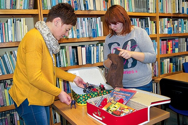 Pracownicy biblioteki starają się zachęcić najmłodszych do czytania różnymi atrakcjami