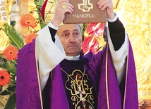 Liturgii przewodniczył niezwykły gość – abp Francesco Cacucci, kustosz relikwii św. Mikołaja