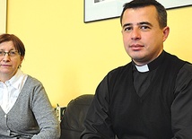  Ks. Karol Jachymczak i Krystyna Rostocka szukają parafii, które chciałaby wesprzeć mieszkańców Kiwerc