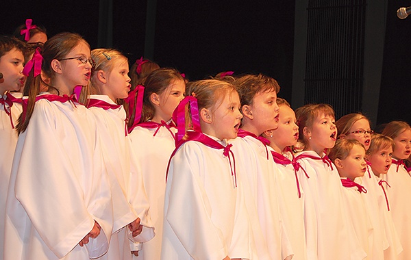 Dziewczęta ze scholi w Trzebini wyśpiewały (wspólnie ze scholą z parafii bł. Jana Pawła II w Nowym Targu) I miejsce