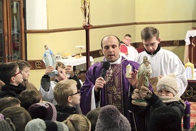  Ks. Sylwester tłumaczy dzieciom sens peregrynacji figurek po domach parafian