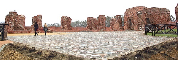  Odnowiony dziedziniec ruin zamku w Sochaczewie