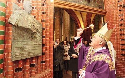 Kardynał Nycz poświęcił tablicę pamiątkową z popiersiem prymasa Hlonda