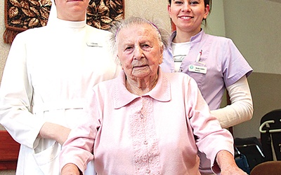  Od kilku lat pani Stefania mieszka w Zakładzie Opiekuńczo--Leczniczym sióstr boromeuszek. Na zdjęciu z s. Berenike oraz panią Moniką, rehabilitantką