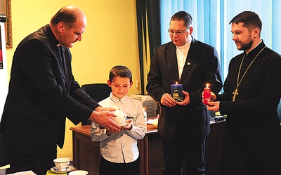 Mikołaj reprezentuje wszystkie dzieci, do których dociera pomoc. Od lewej: ks. Grzegorz Wójcik, ks. Wojciech Rudkowski i ks. Tomasz Rubczewski