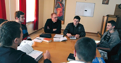   Ćwiczenia duchowe to też okazja do rozmów z alumnami