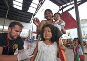  28.11.2013. Filipiny. Lekarz, wolontariusz z Hiszpanii, podczas akcji szczepienia na terenach zniszczonych przez tajfun. Szczepionki są podawane w zrujnowanym kościele św. Antoniego. Liczba ofiar tajfunu wzrosła do 5,5 tys., nadal zaginionych jest 1757 osób.