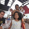  28.11.2013. Filipiny. Lekarz, wolontariusz z Hiszpanii, podczas akcji szczepienia na terenach zniszczonych przez tajfun. Szczepionki są podawane w zrujnowanym kościele św. Antoniego. Liczba ofiar tajfunu wzrosła do 5,5 tys., nadal zaginionych jest 1757 osób.