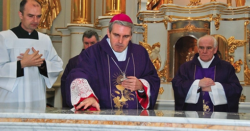 Nowy ołtarz konsekrował  bp Krzysztof Nitkiewicz