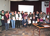 Uczestnicy projektu z dyplomami w ręku