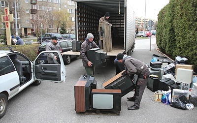 Na plac przed kościołem na os. Serbinów wciąż donoszono kolejny sprzęt