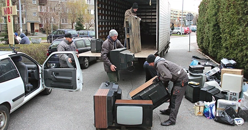 Na plac przed kościołem na os. Serbinów wciąż donoszono kolejny sprzęt