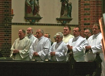 Szafarze Komunii św. w liturgicznych strojach